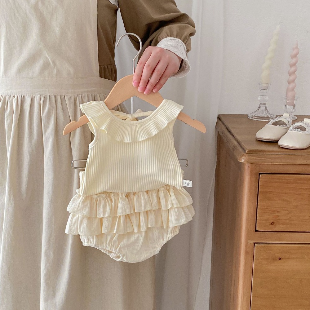 Baby Clothing Layers - طقم ملابس للفتيات الرضع على الطراز