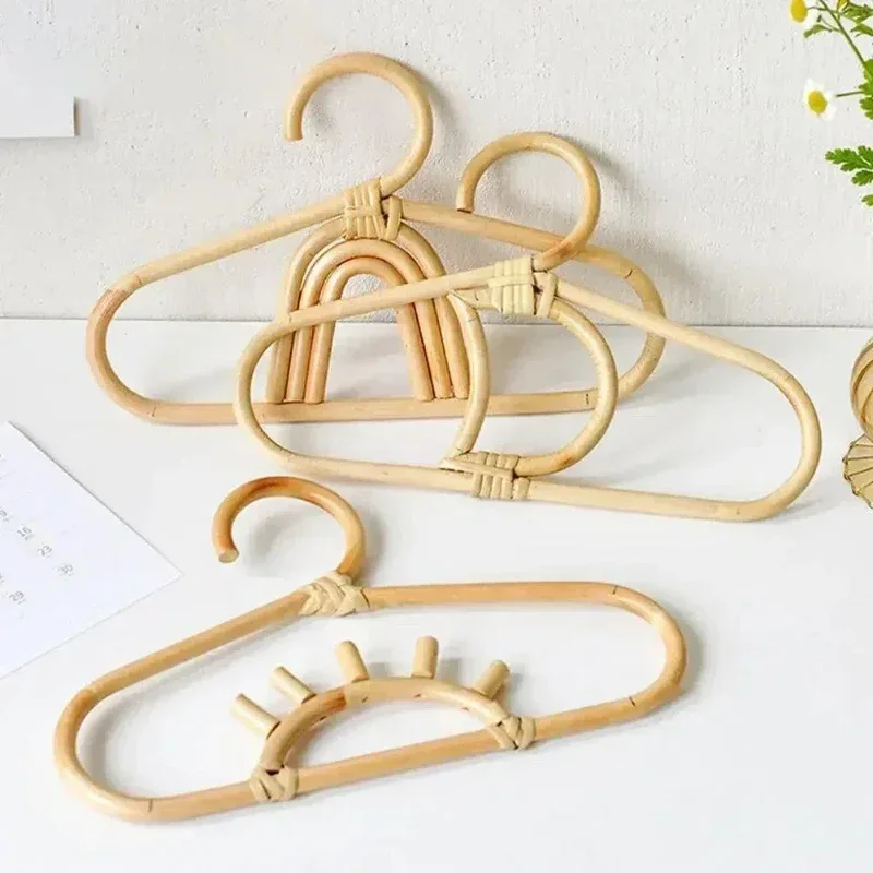 حامل ملابس أطفال من الروطان بت - مراجعة Baby Clothing Hanging Rack وسعره