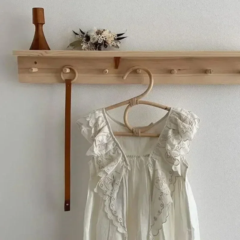 حامل ملابس أطفال من الروطان بت - مراجعة Baby Clothing Hanging Rack وسعره