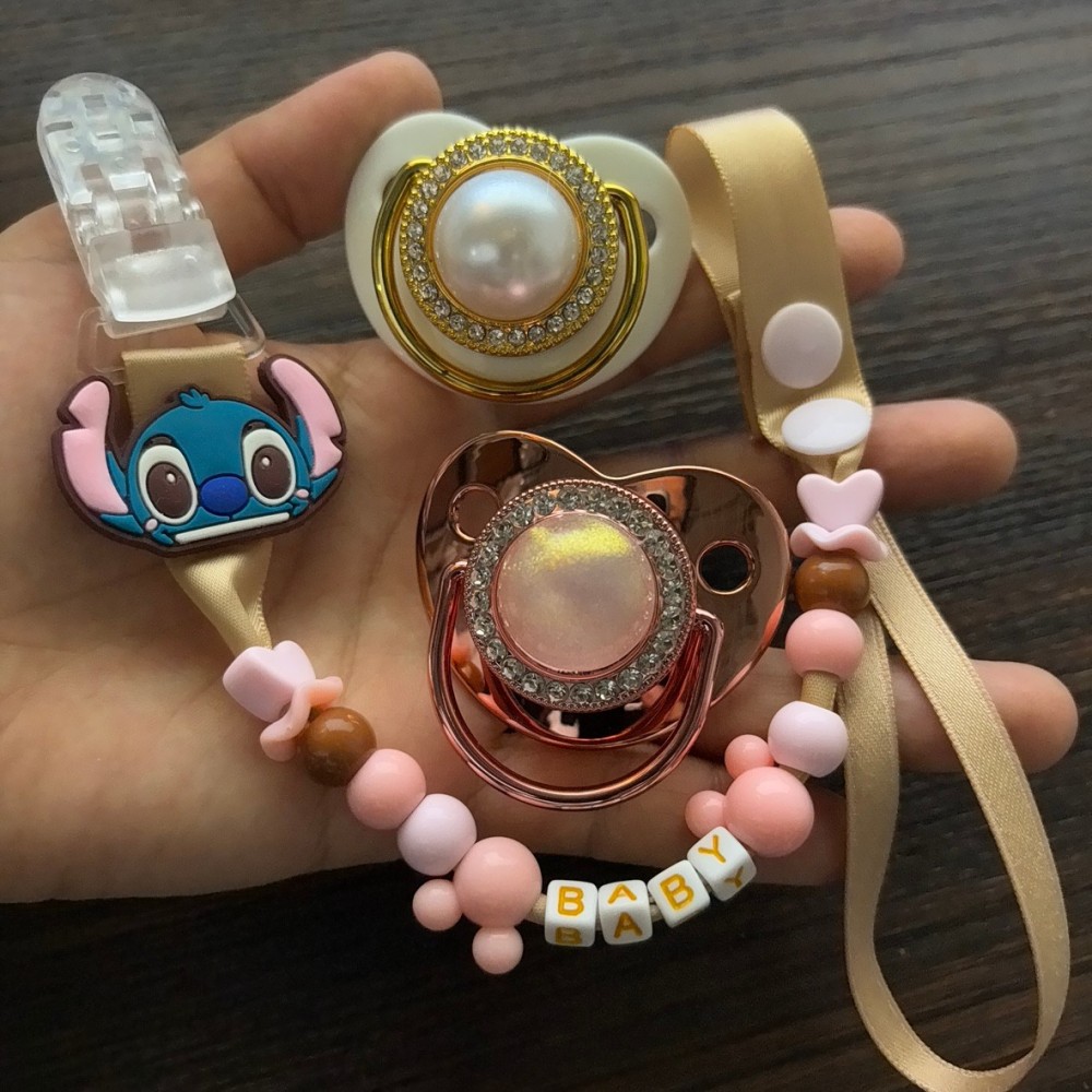 مشبك لهاية لطيف وعصا تسنين للأ - مراجعة Newborn Gift Set وسعره
