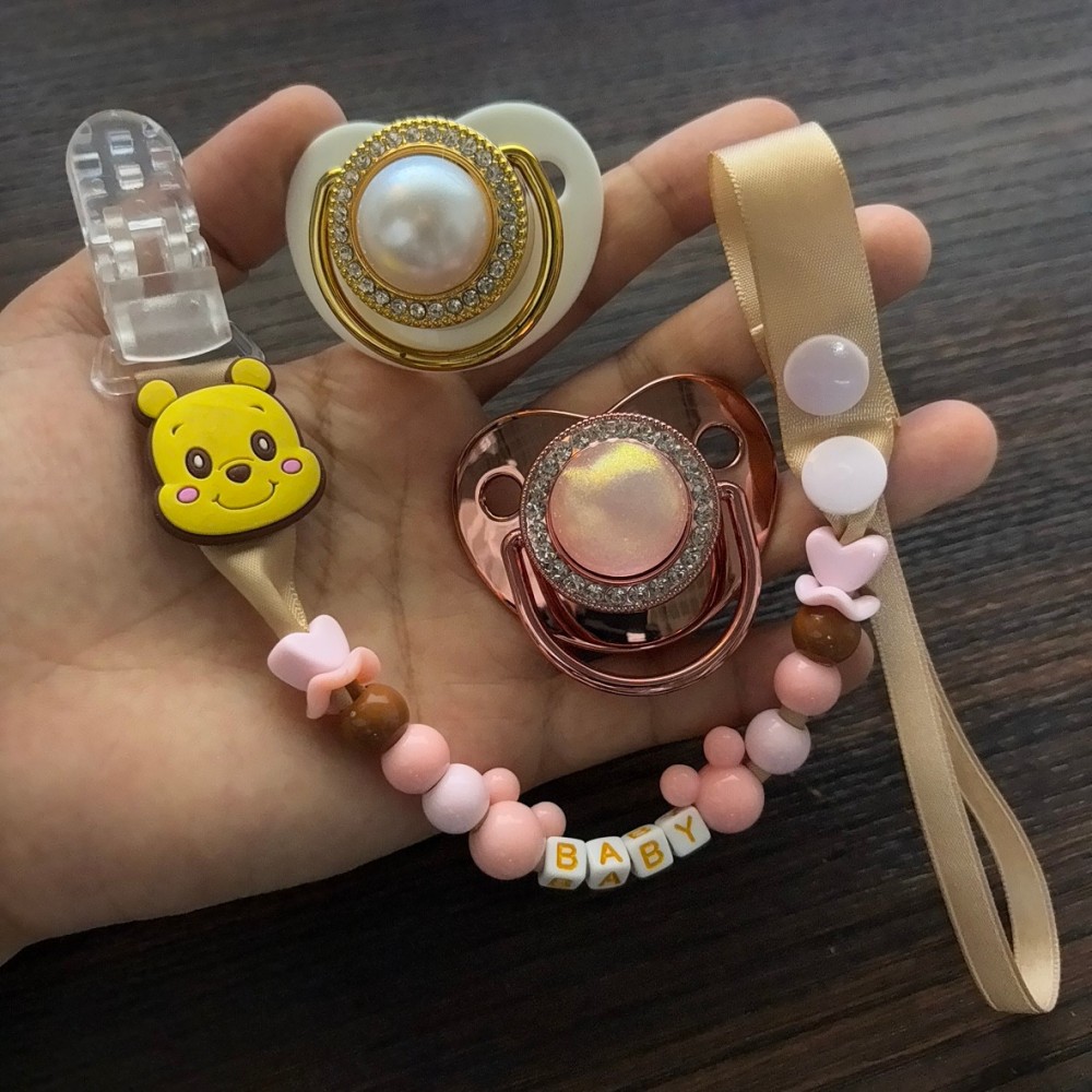 مشبك لهاية لطيف وعصا تسنين للأ - مراجعة Newborn Gift Set وسعره