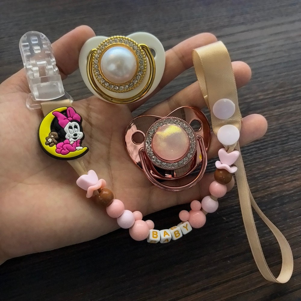 مشبك لهاية لطيف وعصا تسنين للأ - مراجعة Newborn Gift Set وسعره