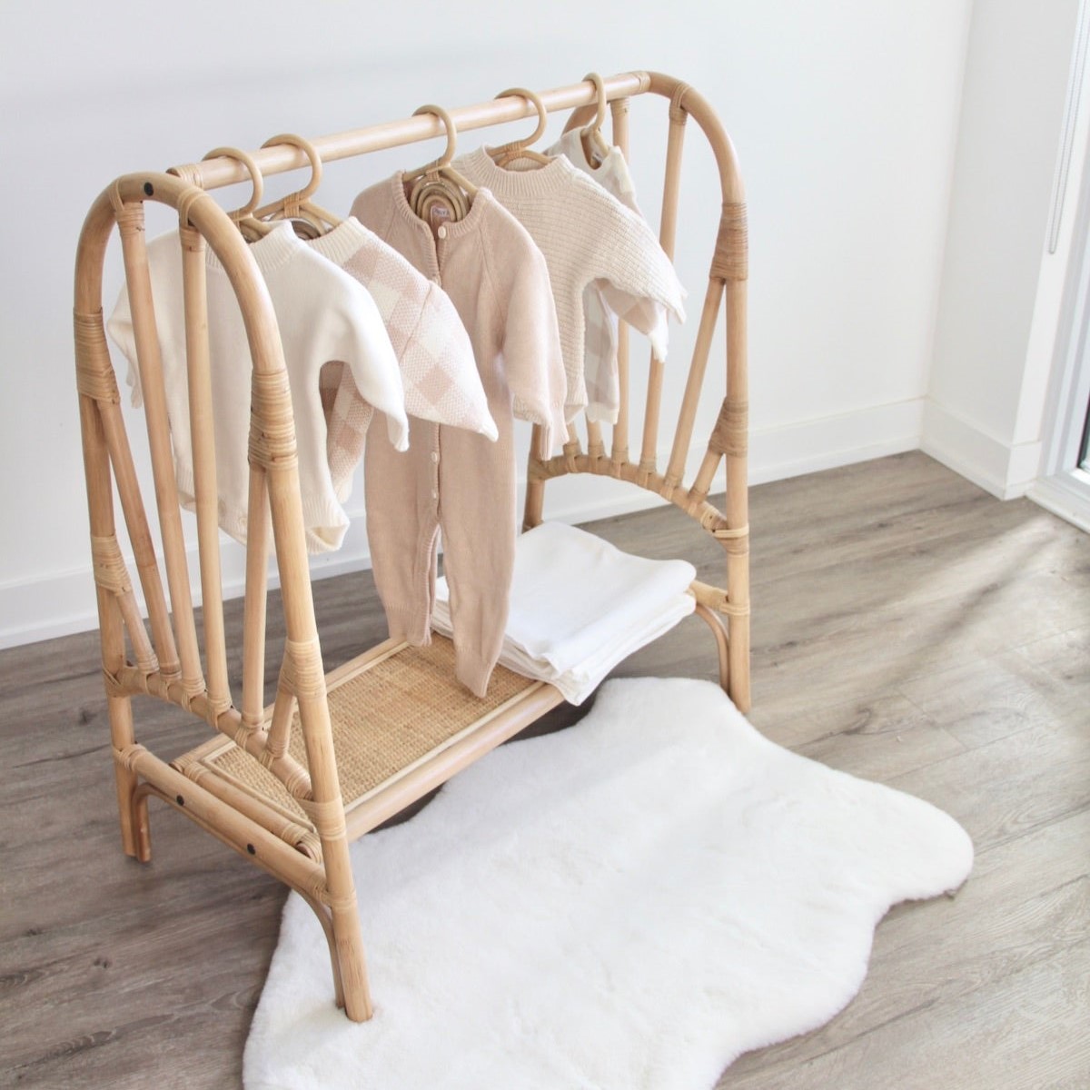 شماعات صغيرة مزخرفة، رفوف تخزي - مراجعة Baby Clothing Hanging Rack وسعره